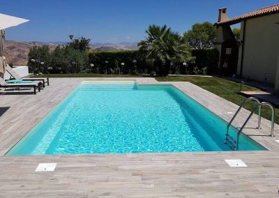 Piscina interrata con sistema skimmer-up